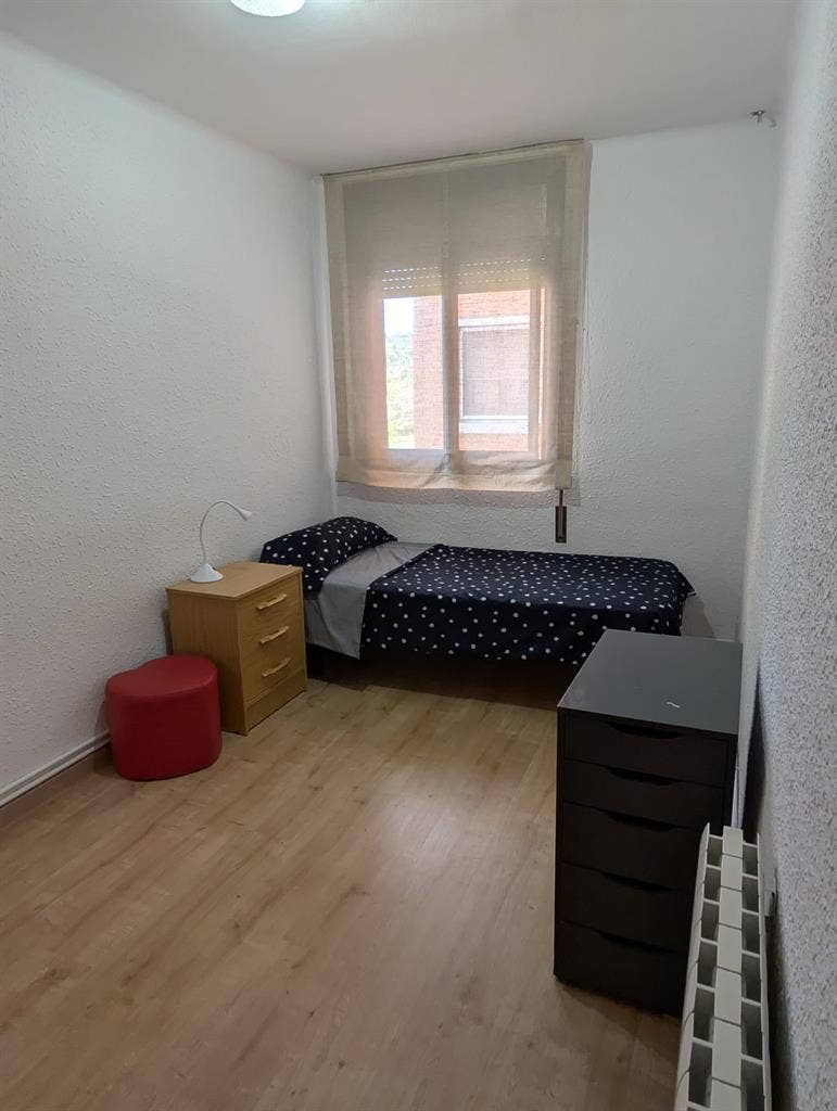 Se alquila habitación