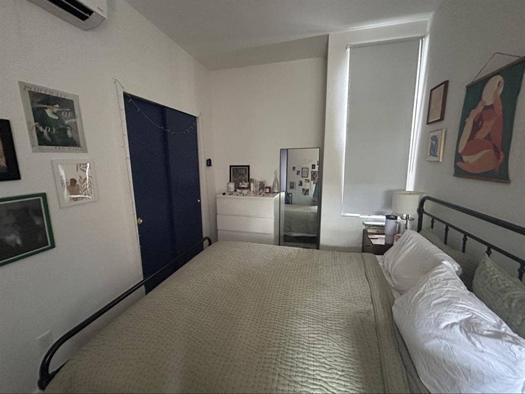 Looking for 2 roommates 9/1 move in