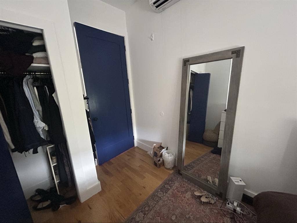 Looking for 2 roommates 9/1 move in