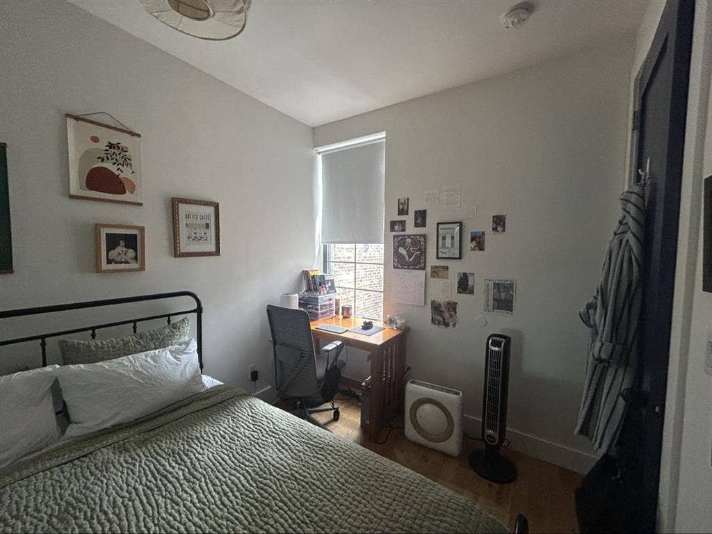Looking for 2 roommates 9/1 move in