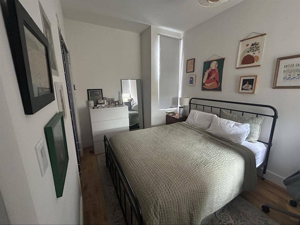 Looking for 2 roommates 9/1 move in