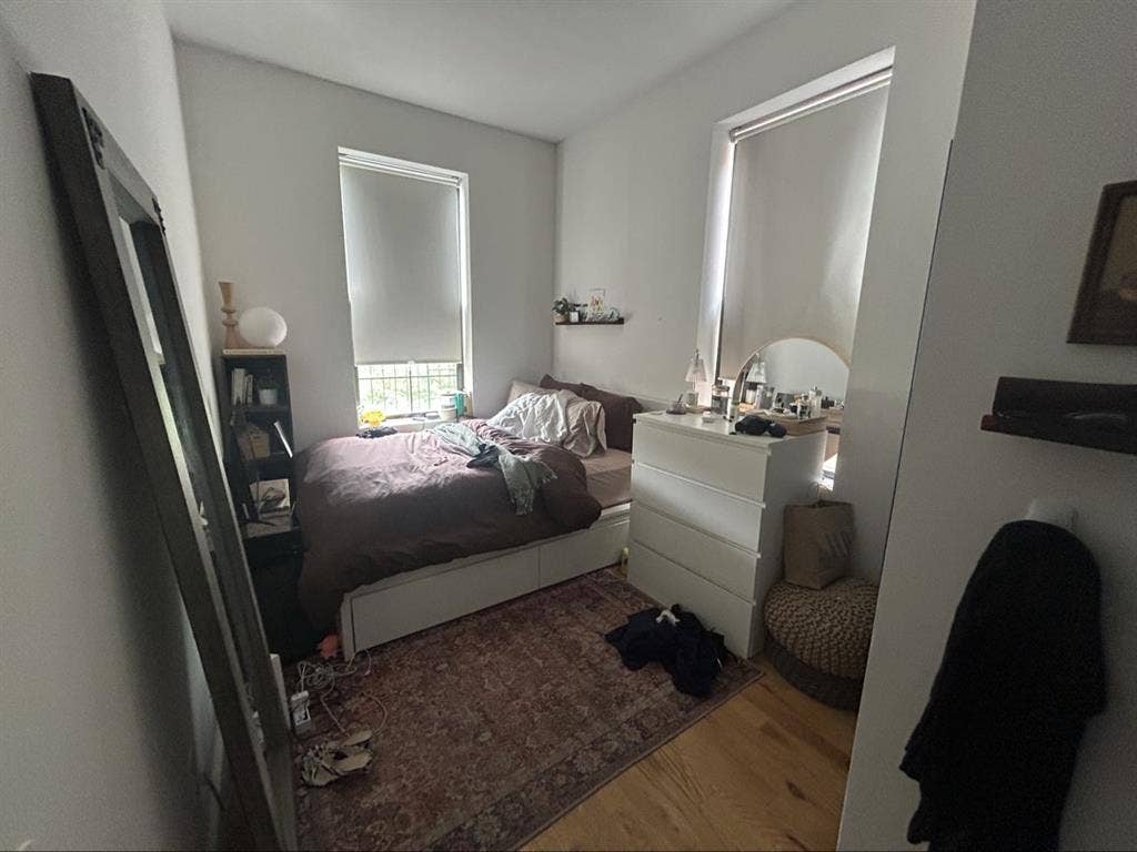 Looking for 2 roommates 9/1 move in