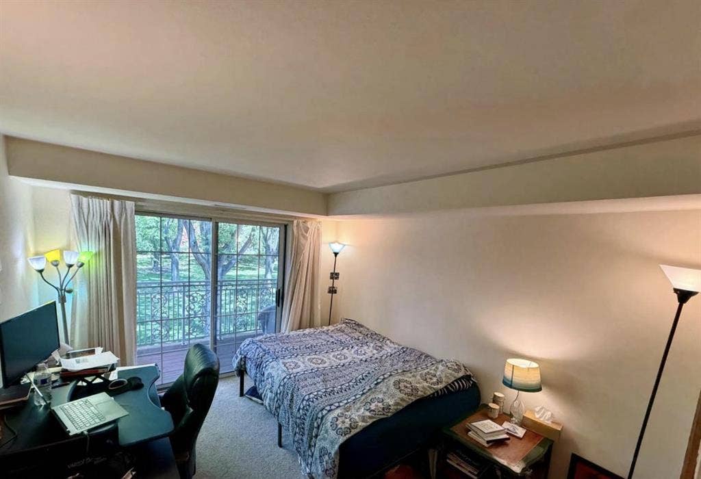 Male Roomate wante private bed/bath