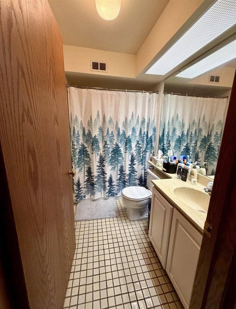 Male Roomate wante private bed/bath