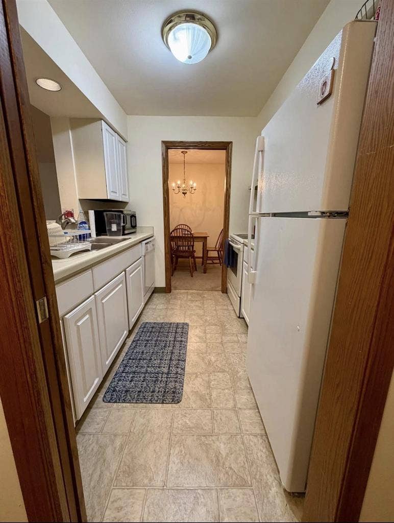 Male Roomate wante private bed/bath