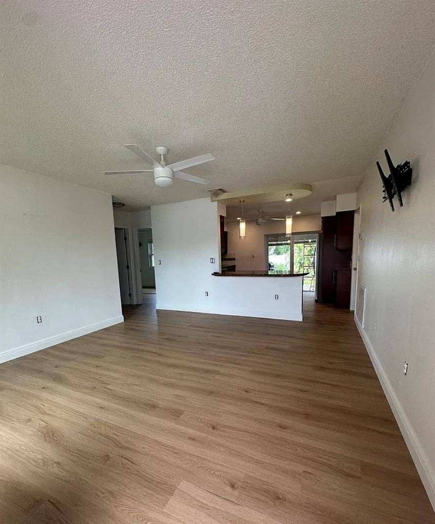 2/1 minutes from downtown & beaches