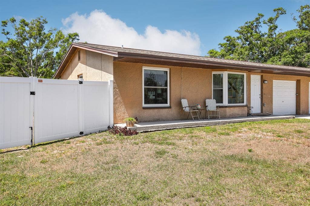 2/1 minutes from downtown & beaches