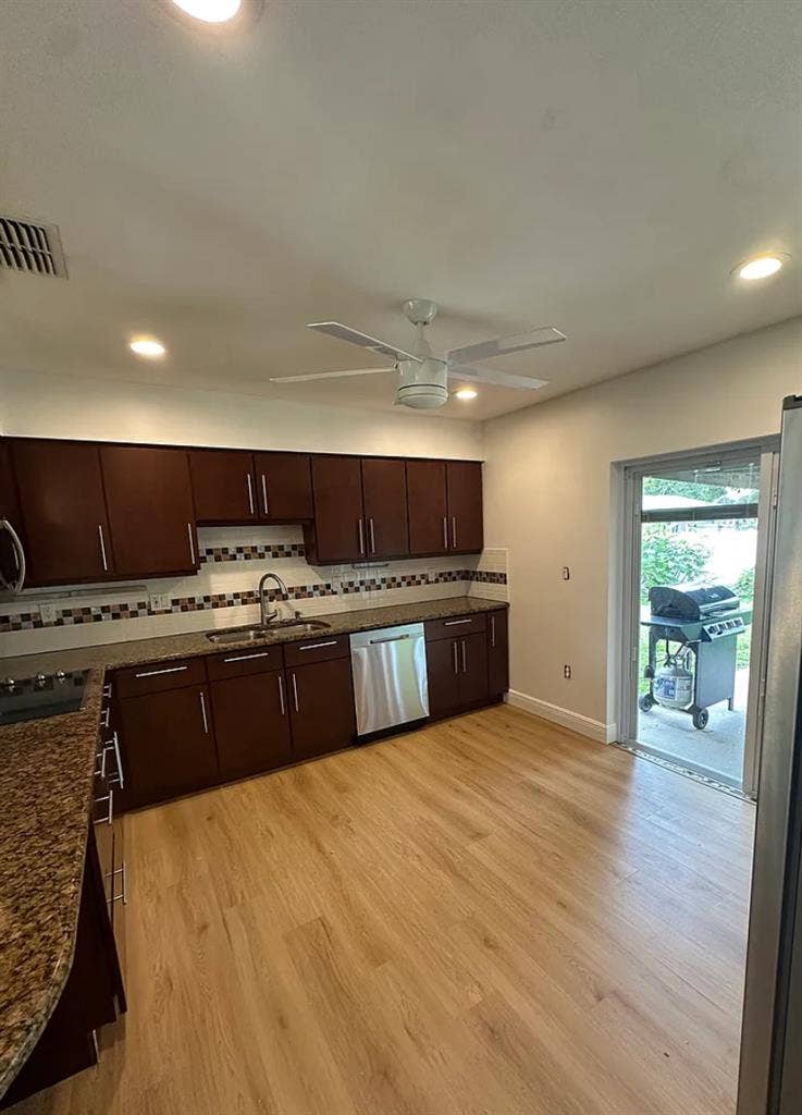 2/1 minutes from downtown & beaches