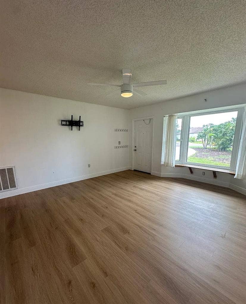 2/1 minutes from downtown & beaches