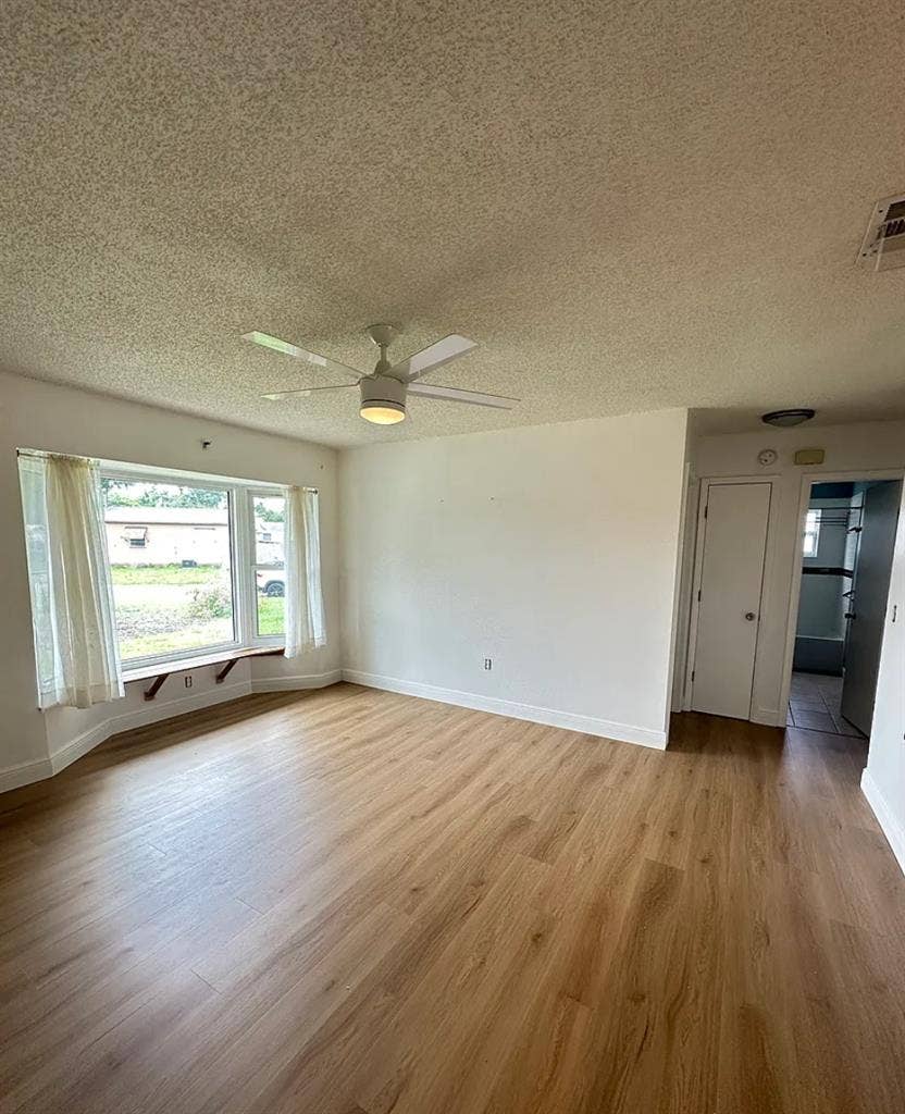 2/1 minutes from downtown & beaches