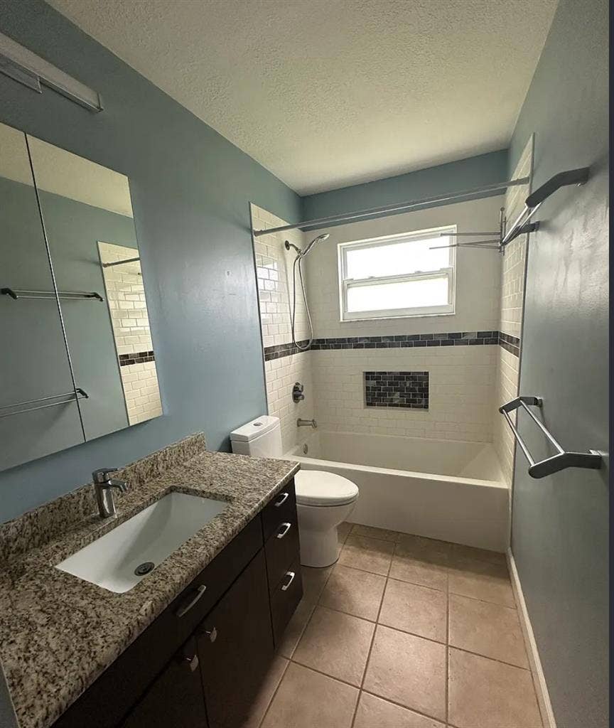 2/1 minutes from downtown & beaches
