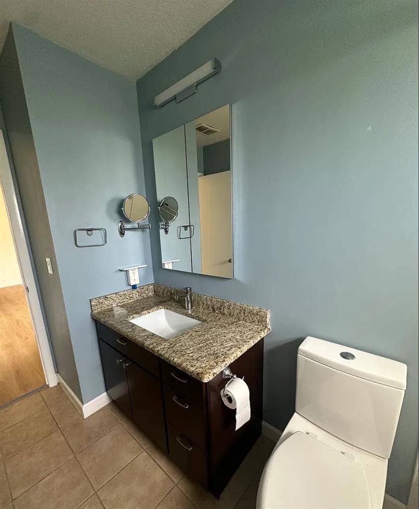 2/1 minutes from downtown & beaches