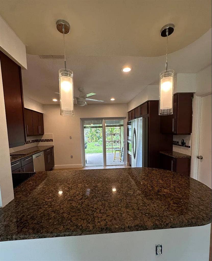 2/1 minutes from downtown & beaches
