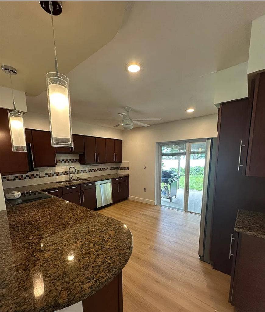 2/1 minutes from downtown & beaches