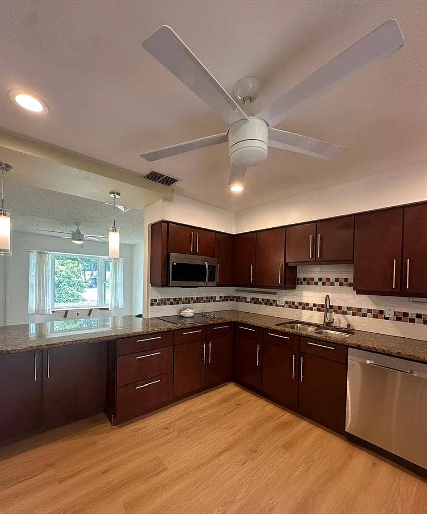 2/1 minutes from downtown & beaches