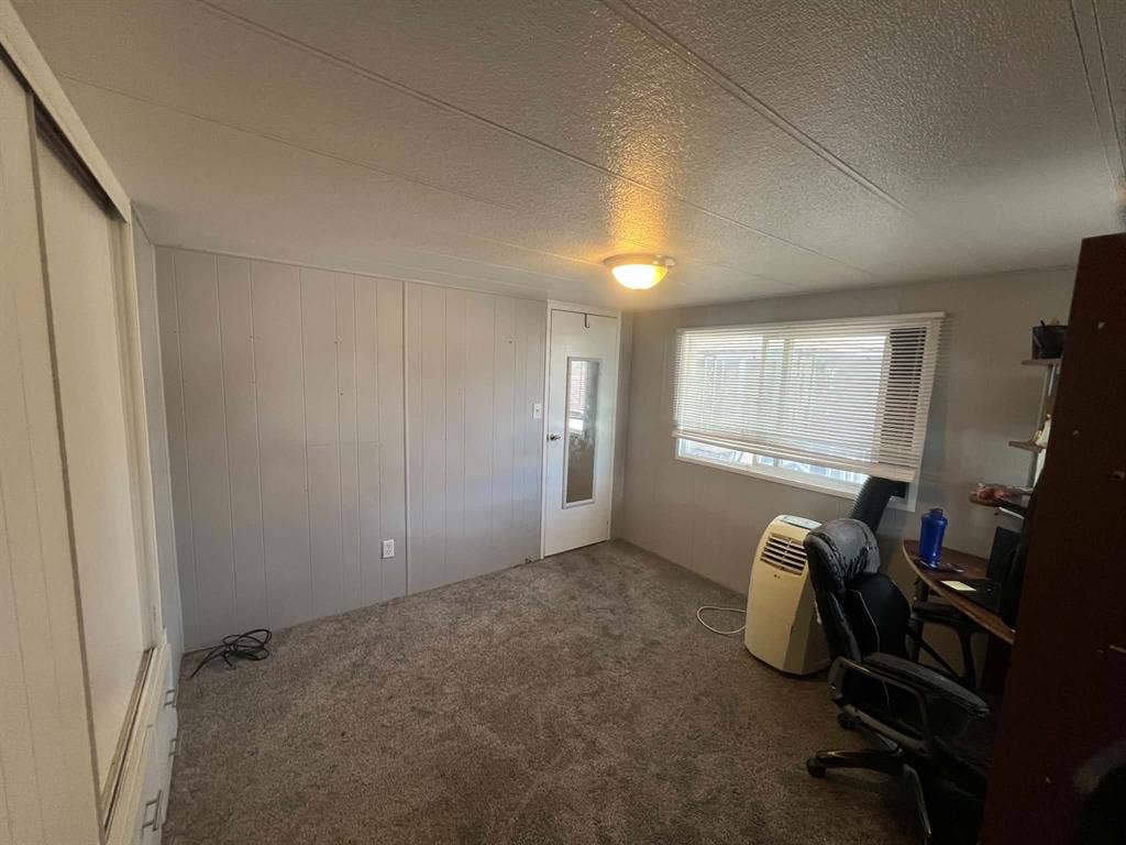 Large Room, includes all utilities!