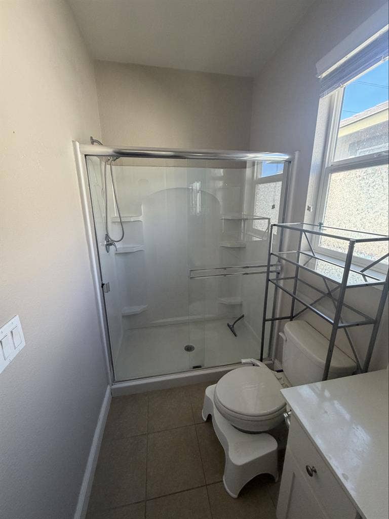 Jr master private bath walk-inclose