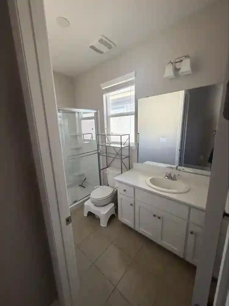 Jr master private bath walk-inclose