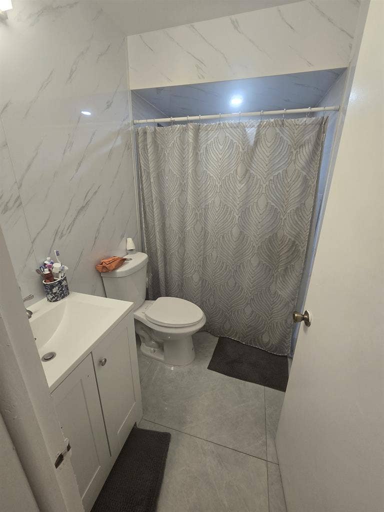 Se renta habitación amoblada (mujer