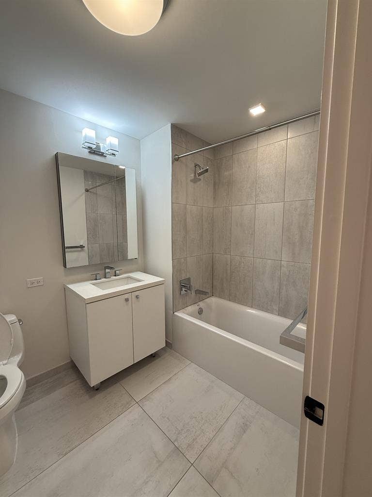 $2,210 Studio lease takeover