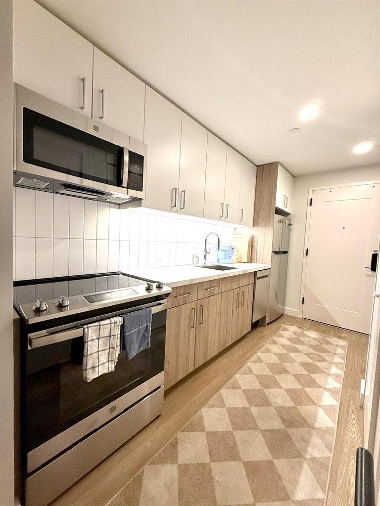 $2,210 Studio lease takeover