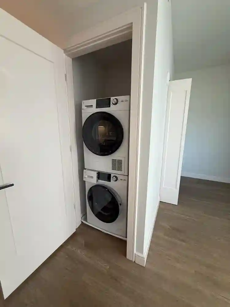 $2,210 Studio lease takeover