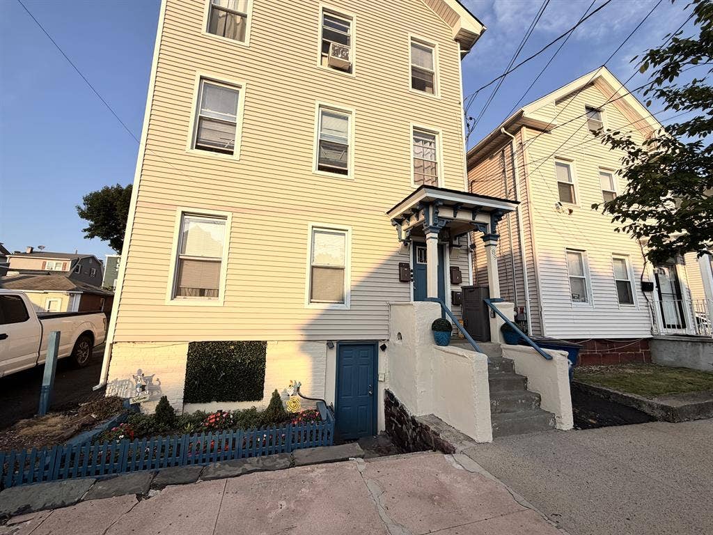 3 bd/1 bath Move in ready today!