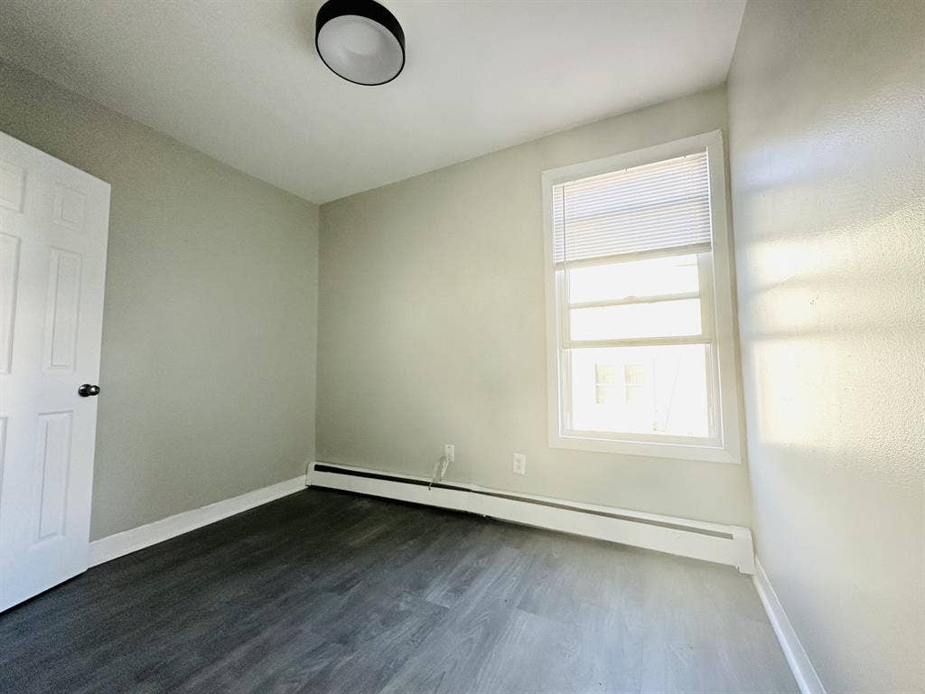 3 bd/1 bath Move in ready today!