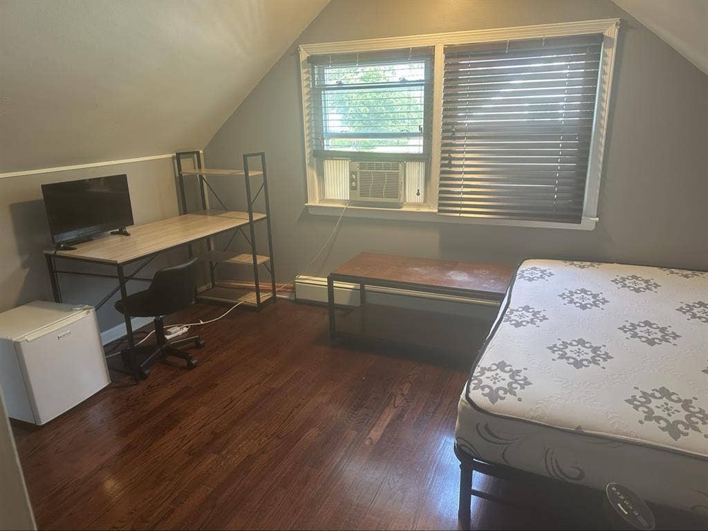 Furnished room in Westbury,LI