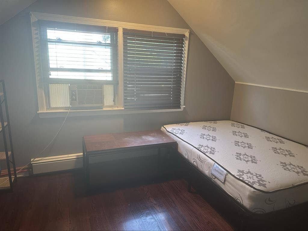 Furnished room in Westbury,LI