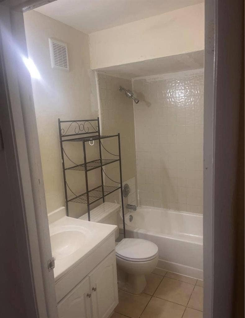 Looking for 2 roommates