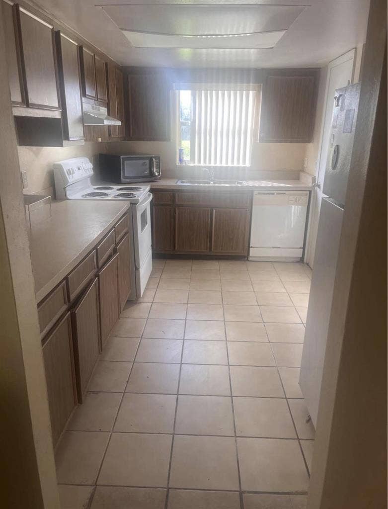 Looking for 2 roommates