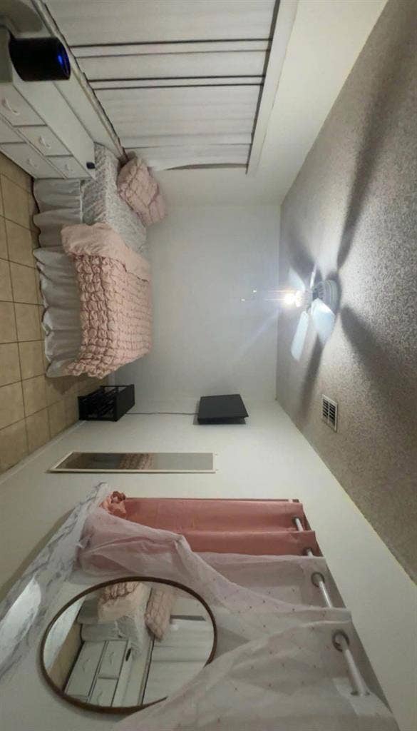 Looking for 2 roommates