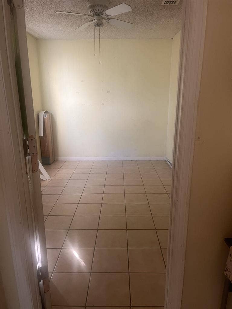 Looking for 2 roommates