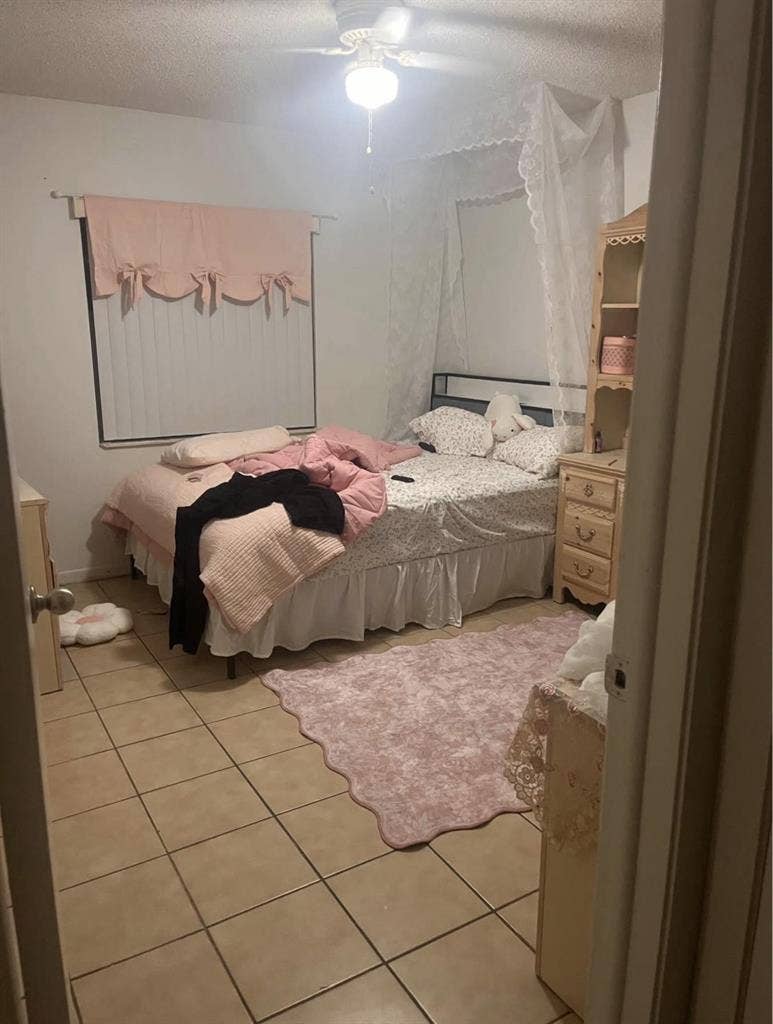 Looking for 2 roommates
