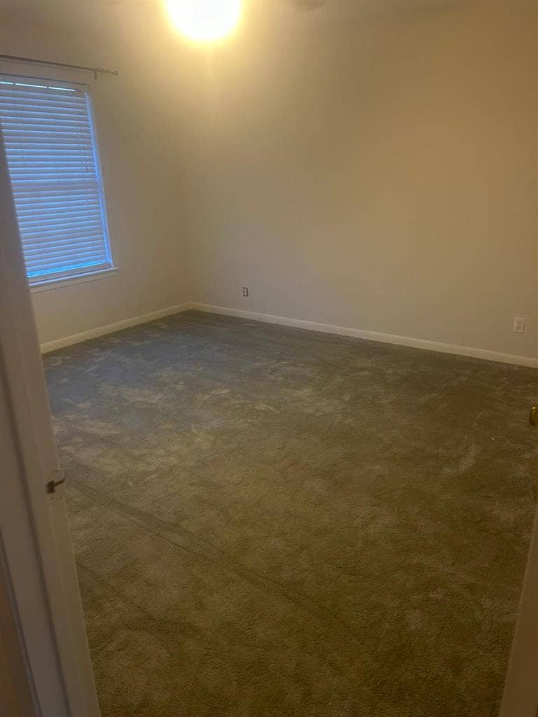 *ENTIRE UPSTAIRS: 2 LARGE BEDROOMS*
