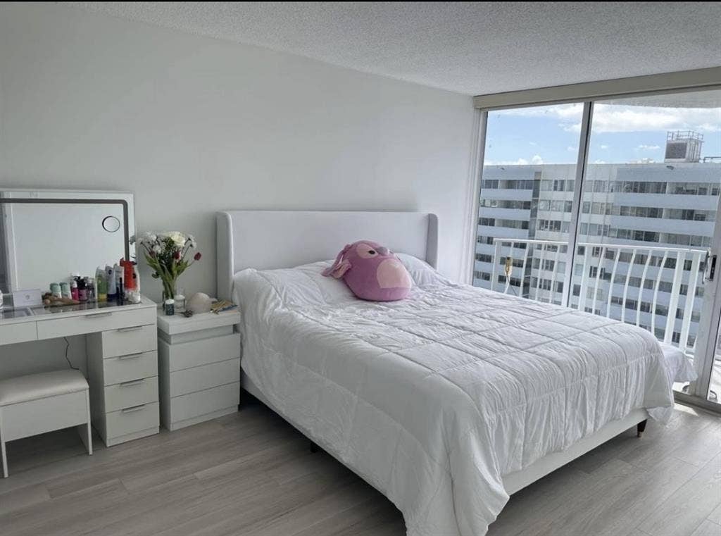 Rent room with private bathroom