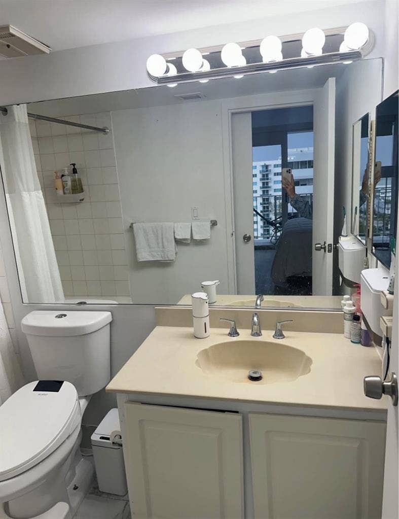 Rent room with private bathroom