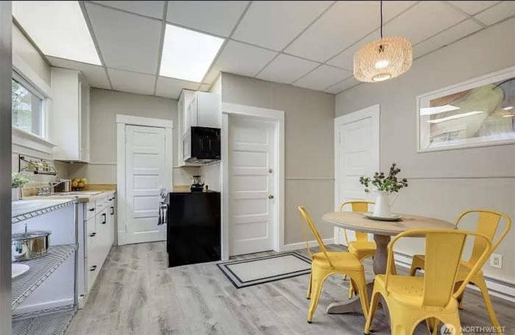 Newly renovated walking distance UW