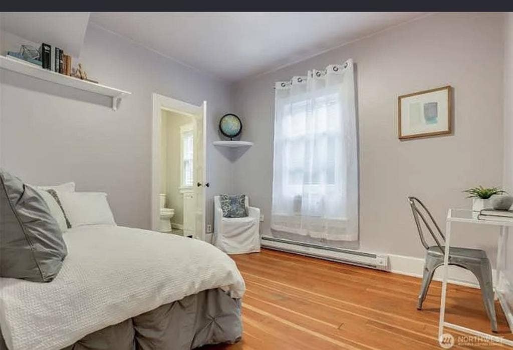 Newly renovated walking distance UW