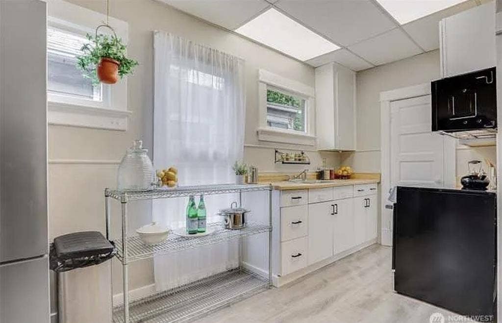 Newly renovated walking distance UW