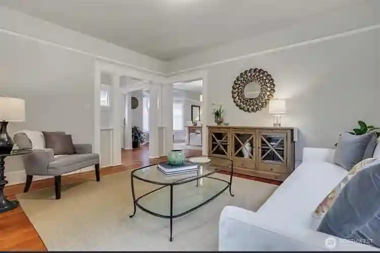 Newly renovated walking distance UW