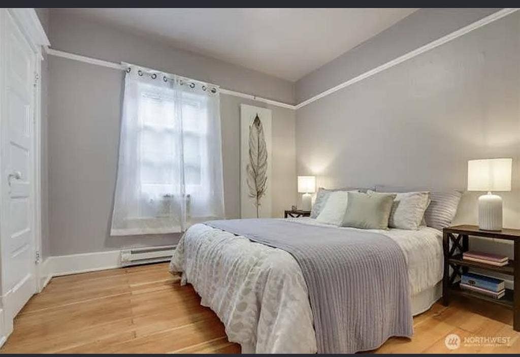 Newly renovated walking distance UW