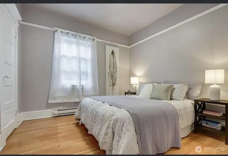 Newly renovated walking distance UW