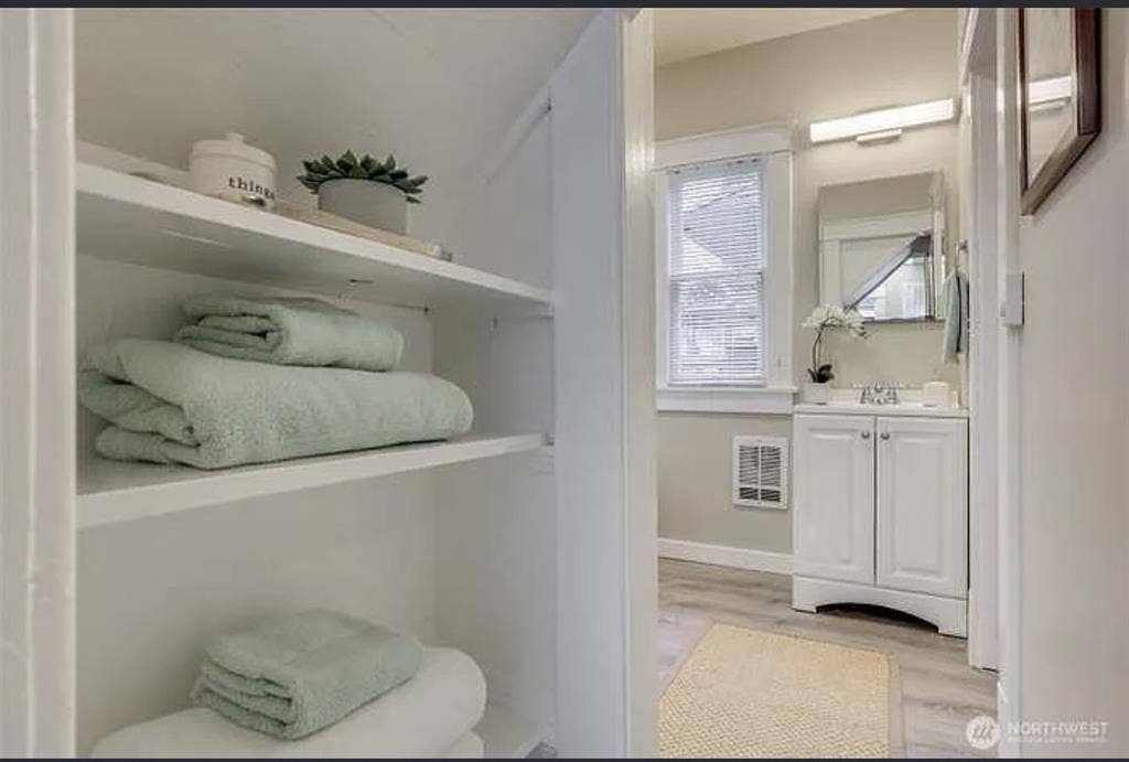 Newly renovated walking distance UW