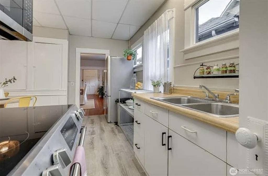 Newly renovated walking distance UW