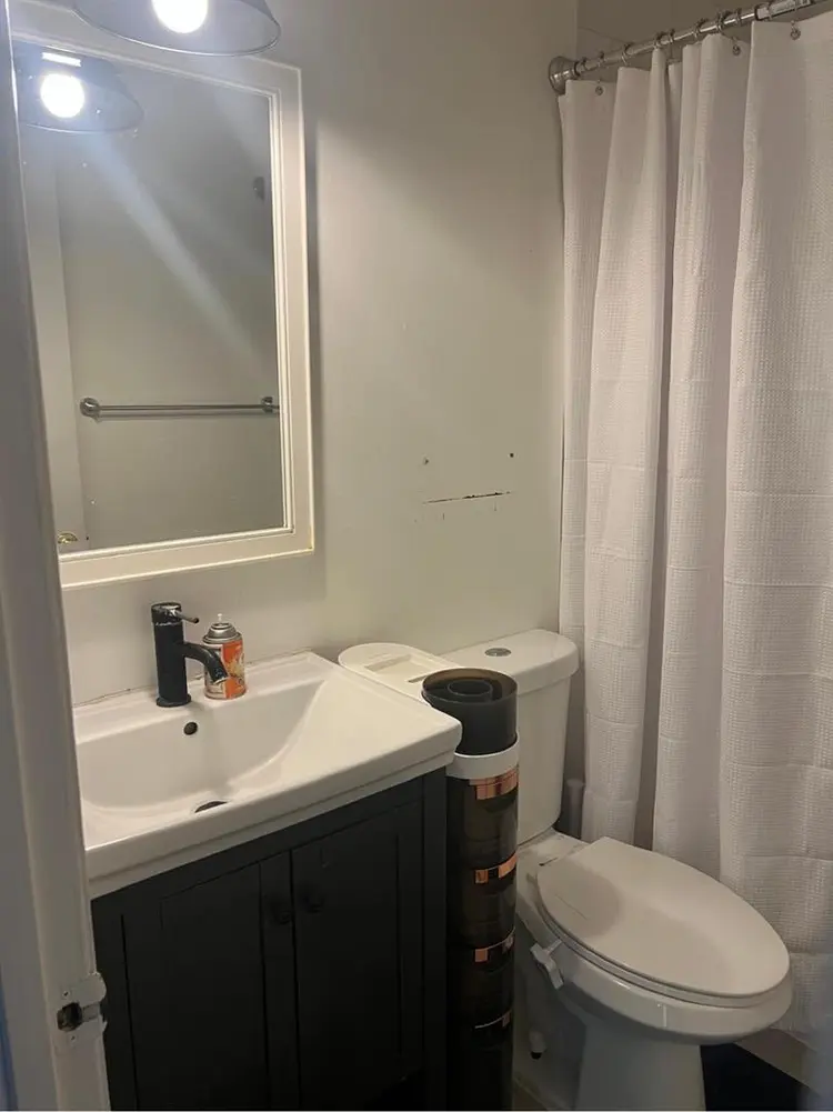 Room on 6th place NE, W. D/C