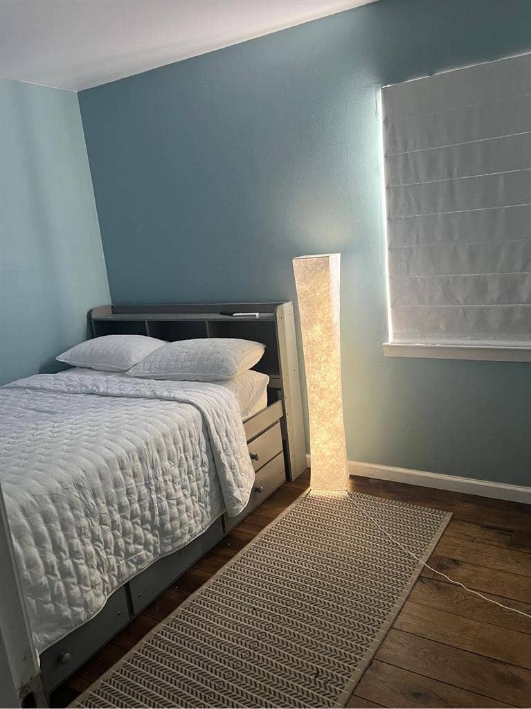Room on 6th place NE, W. D/C