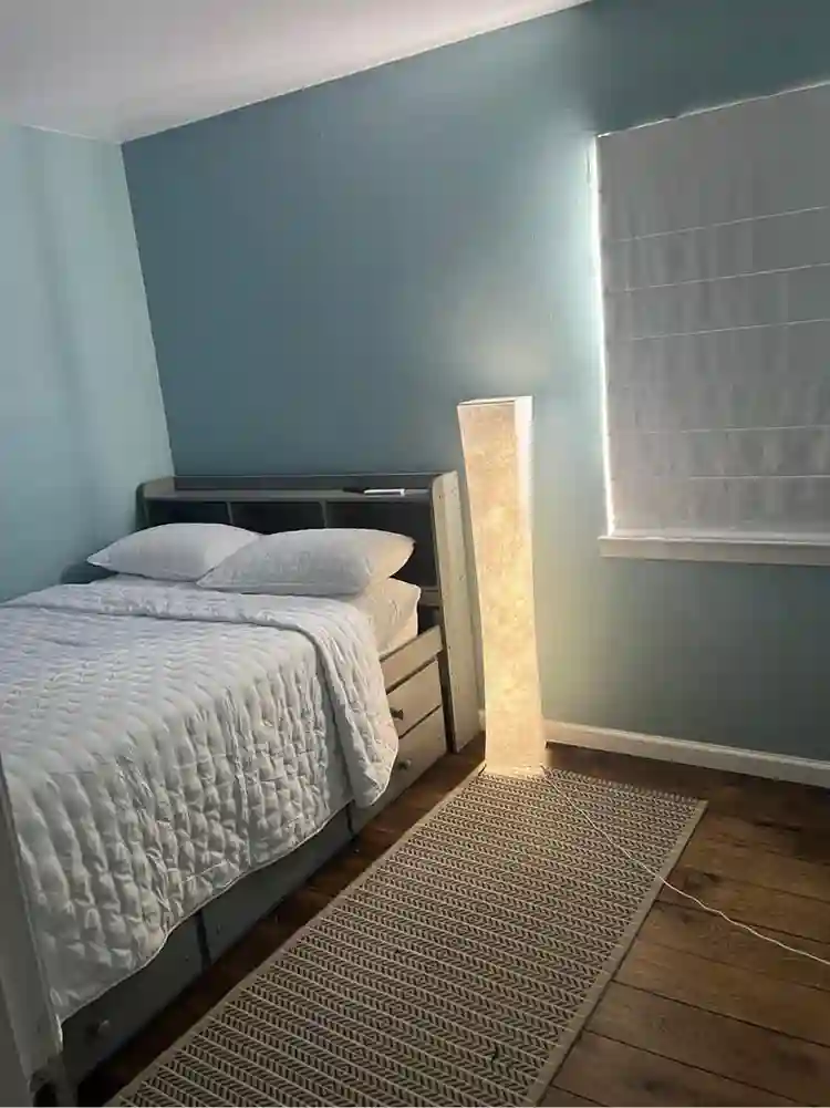 Room on 6th place NE, W. D/C