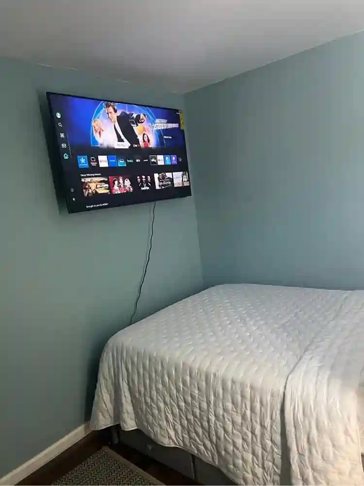 Room on 6th place NE, W. D/C